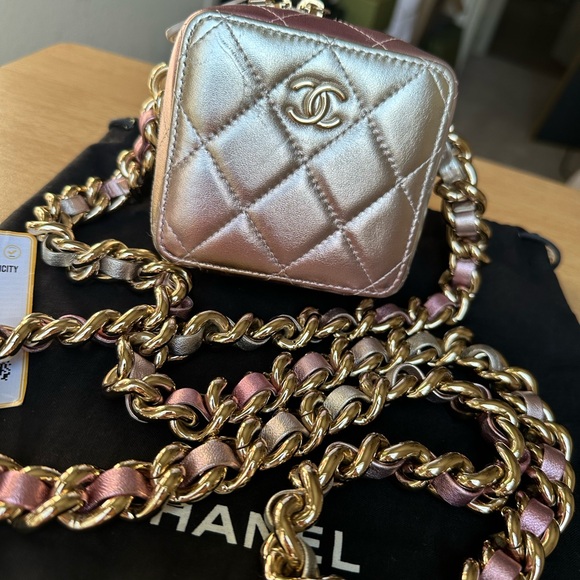 Chanel Quilted Mini Bag in Metallic Pink and Gold Box Bag - Picture 4 of 15